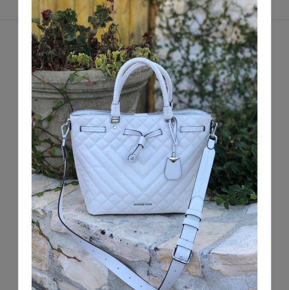 Michael Kors Handbags - NWT - Michael Kors Blakely Bucket Bag!